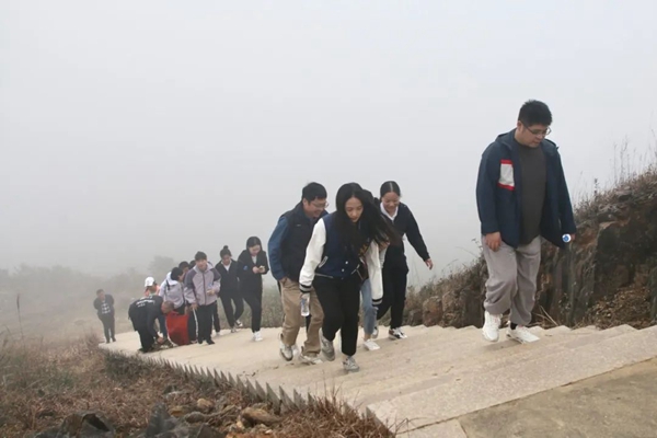  登高望远，携手同行！市委政法委组织开展重阳节登山活动(图3)