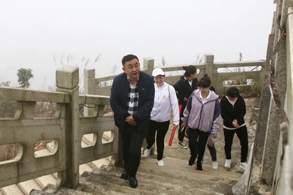  登高望远，携手同行！市委政法委组织开展重阳节登山活动(图4)