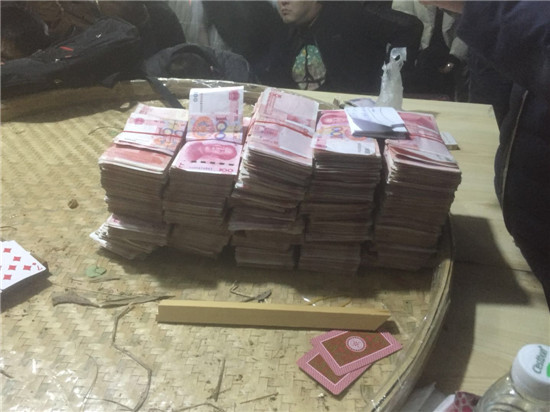 现场缴获的赌资.jpg