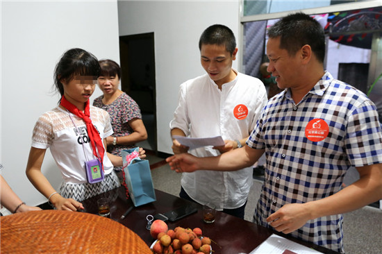 小陈收到礼物.jpg