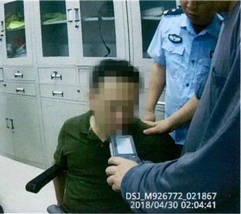 帅某接受呼气式酒精测试仪检测.jpg