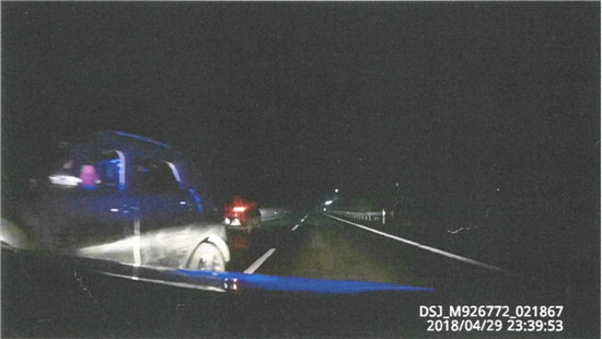 出警警车在高速上与逆向行驶的轿车迎面相遇.jpg