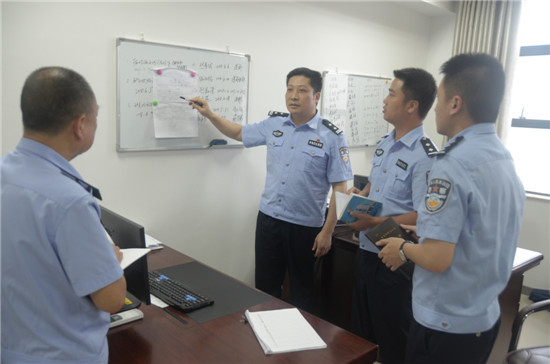 陈振（左二）与同事研究案情.jpg