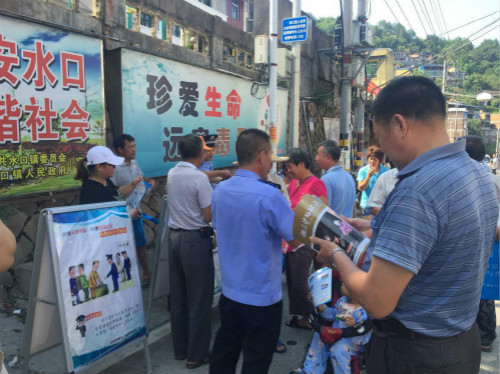 在集市中心宣传、发放宣传单_meitu_2.jpg