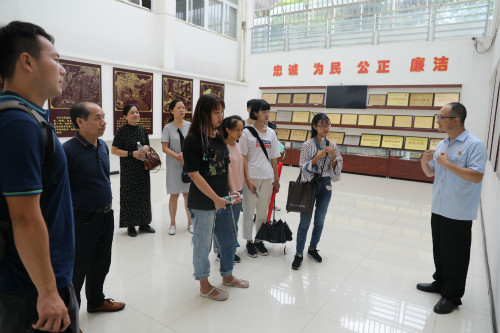 图为：福建江夏学院师生到寿宁法院参观梦龙无讼文化长廊_meitu_3.jpg