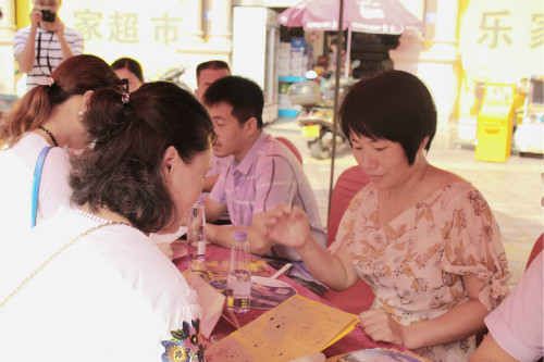 3.小分队成员为群众答疑解惑_meitu_10.jpg