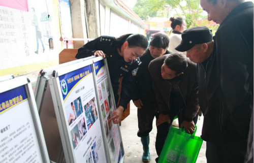 福鼎禁毒民警为群众解答毒品有关知识_meitu_1.jpg