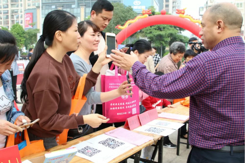 市民们一边了解宪法，一边领取礼品.webp_meitu_2.jpg