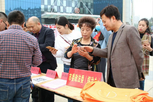 市委政法委副书记高剑峰正在给市民讲解.webp_meitu_3.jpg