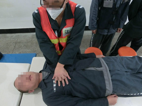 服刑人员进行急救操作训练1.jpg