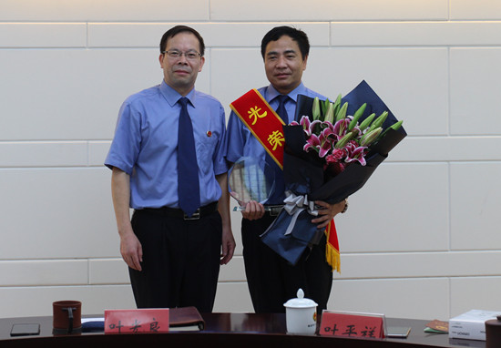 福安市检察院检察长叶光良与刚刚退休的叶平祥同志合影留念.jpg