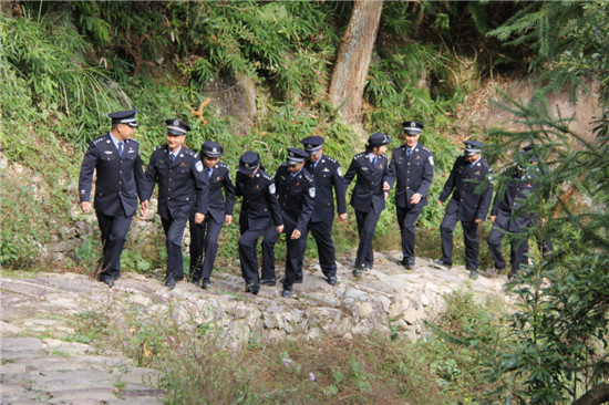 寿宁公安民警重走“党群连心路”.jpg