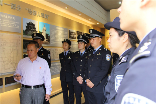 民警在难忘下党主题馆接受党性教育.jpg