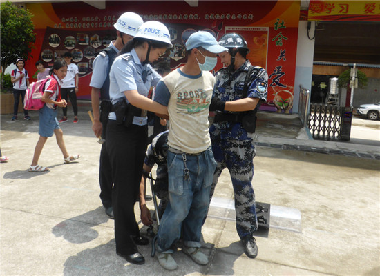“警民先锋服务团”开展群防演练.jpg