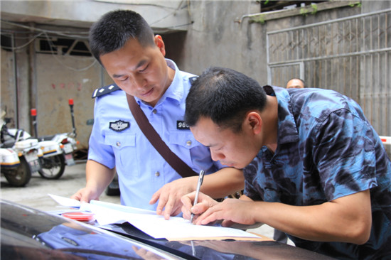 民警深入辖区走访排查.jpg