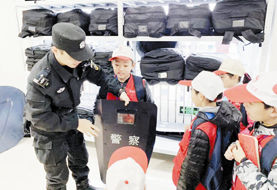 教官现场指导小记者如何使用盾牌等警用装备.jpg