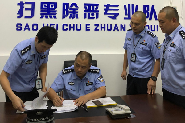 工作中的杨春（左二）.jpg