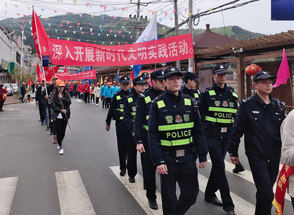 踩街活动热闹进行_20190429095749.jpg