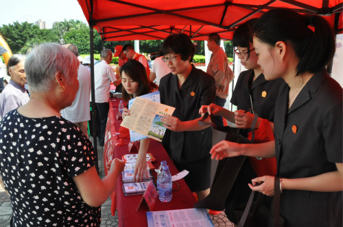 人民广场普法宣传_meitu_1.jpg