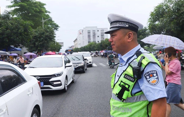 陈宗忠在考场外为考生护航.jpg