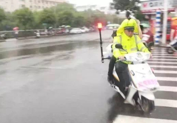 陈宗忠载着高考考生火速取回准考证.jpg