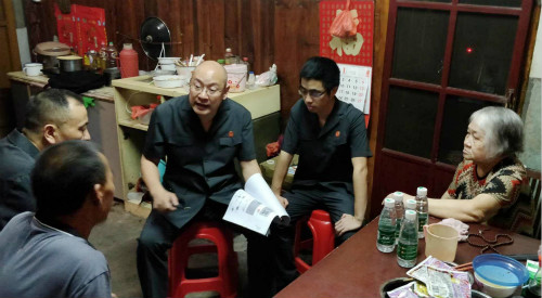 jcfy0809蕉城法院干警夜访群众诉前化解一起借贷纠纷_meitu_1.jpg