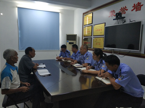 派出所民警和参与写信给总书记的党员群众一起学习回信精神.jpg