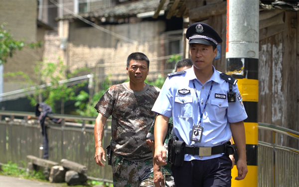 民警与巡防员在村内巡逻.png