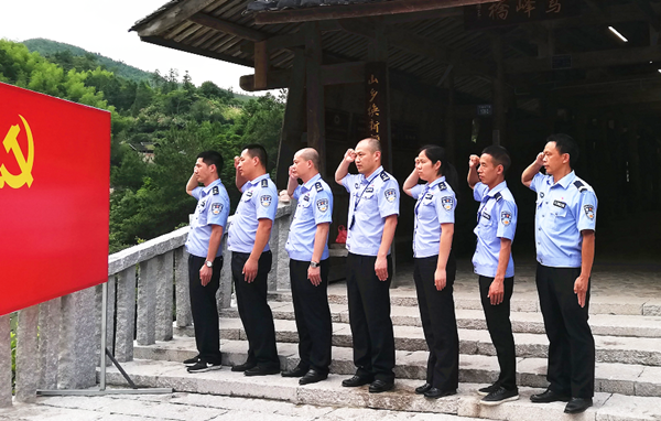 下党派出所民警在下党乡鸾峰桥宣誓.png