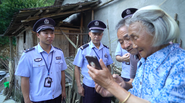 民警教独守老人利用微信与在外务工子女进行视频通话.png