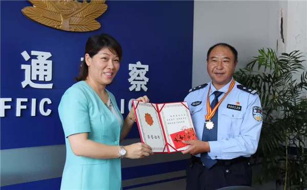 柘荣县委书记郭宋玉给吴锦新送上省“五一”劳动奖章证书荣誉.jpg