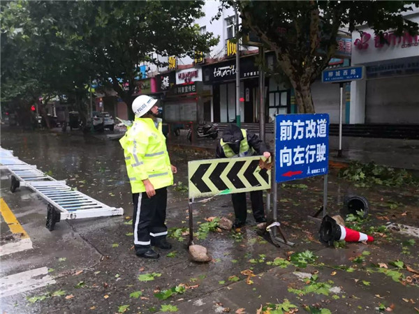 台风来临一线指挥交通.jpg