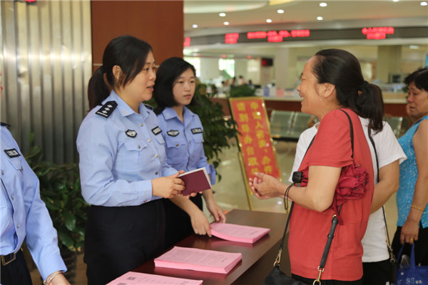 大队民警开展“只跑一次”主题宣传活动.jpg