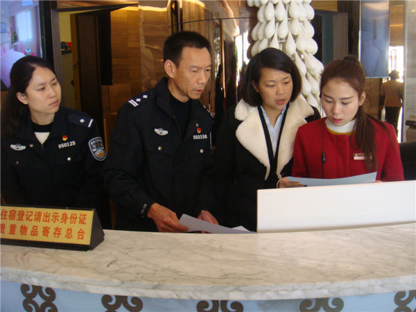 大队民警到辖区涉外旅馆检查指导境外人员临时住宿登记工作.jpg