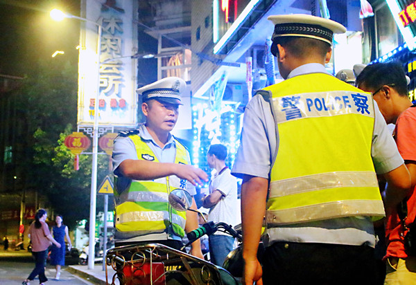 何锦洪 （左一） 现场指挥夜查交通违法行为.jpg