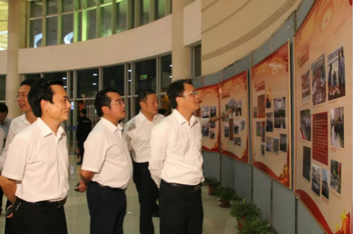 晚会开始前，市领导参观闽东政法成果展示_meitu_1.jpg