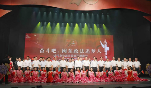 市领导上台慰问全体演职人员并合影_meitu_13.jpg