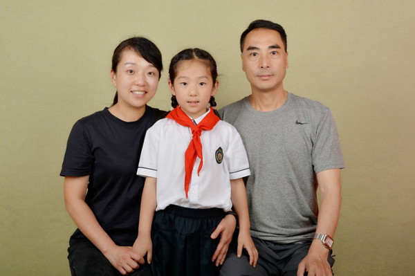 袁茂成、杜亚男一家三口.jpg