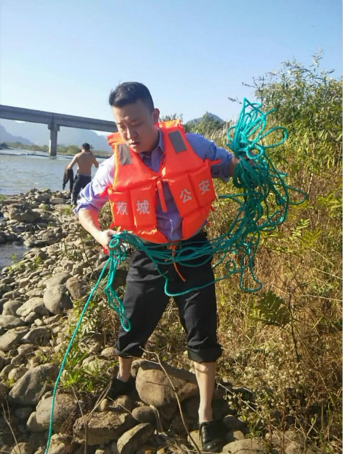 原理带着绳索准备下水营救被困霍童溪的群众_meitu_3.jpg