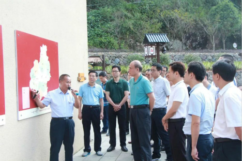 9月10日至11日，全省社区矫正安全稳定暨“智慧矫正”建设推进会在寿宁县召开。图为与会人员参观“难忘下党主题展”。_meitu_6.jpg