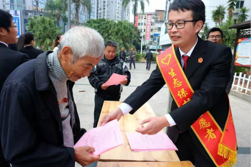 宁德中院、古田法院干警和志愿者向周边群众发放《保护闽江流域湿地倡议书》。_meitu_2.jpg