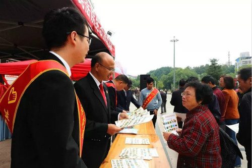向群众普及保护生态环境（湿地）的有关知识，并解答群众咨询的相关问题。_meitu_3.jpg