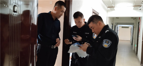 警务室协警入户访查了解出租屋登记管理情况.jpg