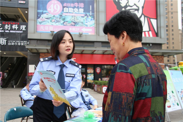 陈莹向群众宣讲法律知识.jpg