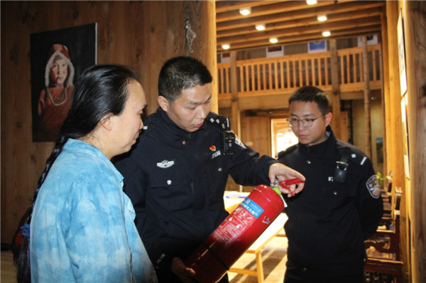 柯永代指导群众使用消防灭火器.jpg