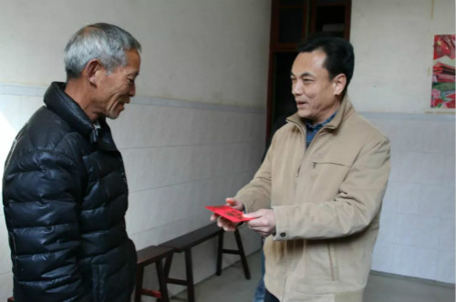 市委常委、政法委书记王世雄慰问困难群众.jpg