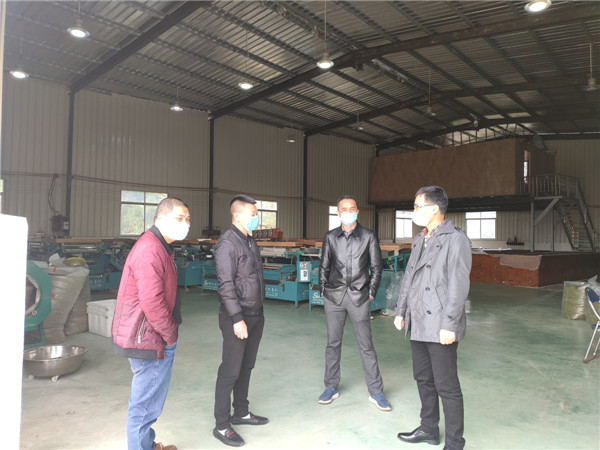 王伟（右一）走访当地茶场.jpg