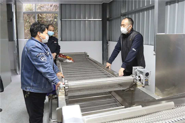 胡建军（右）走访企业了解复工情况.jpg