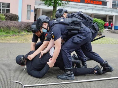 巡特警队员手持防暴盾牌、钢叉等警用器械，迅速包围并制服“暴徒”_meitu_1.jpg