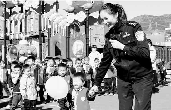 交通安全宣传进幼儿园(图1)
